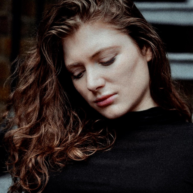 Introducing Mysterious London Based Singer-Songwriter Sirenety press image